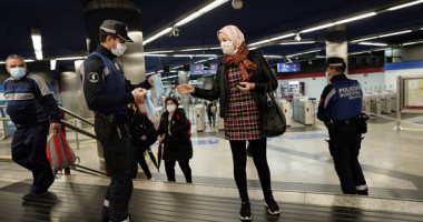 الشرطة الإسبانية توزع الكمامات المجانية بمحطات مترو مدريد