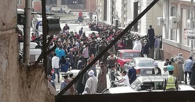 خوفا من انتشار كورونا.. "عاطف" يشكو ازدحام المواطنين أمام بنك بمدينة أسيوط