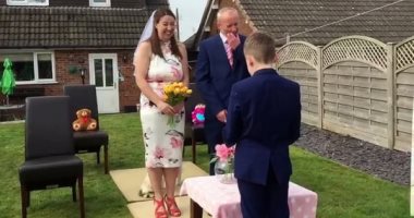 طفلان يقيمان حفل زفاف والديهما بحديقة المنزل بعد تأجيله بسبب كورونا "فيديو"