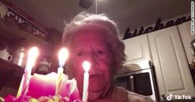 جدة تحتفل بعيد ميلادها بمفردها بسبب كورونا  تحصد 9 ملايين مشاهدة.. فيديو