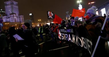صور.. مظاهرة نسائية بالملابس السوداء فى بولندا احتجاجا على قانون الإجهاض