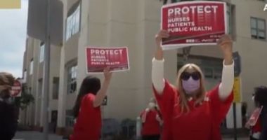 وقفة لممرضات أمام مستشفى بكاليفورنيا لنقص معدات الوقاية من كورونا.. فيديو
