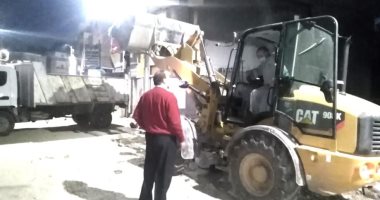 حملات ليلة لإزالة تراكمات القمامة بمدينة القرين بالشرقية