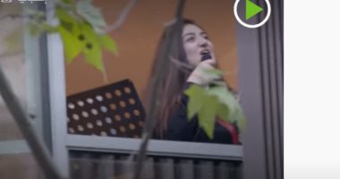 فيديو.. سوريون يقدمون حفلات موسيقية لجيرانهم فى إسبانيا