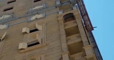 إزالة طابق مخالف بأحد الأبراج تحت الإنشاء  في مدينة مرسى مطروح