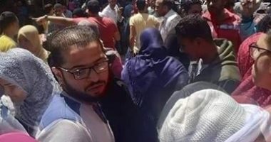 خوفا من انتشار كورونا.. "حسام" يشكو ازدحام المواطنين بشارع البوستة بالزقازيق