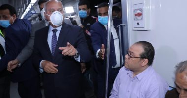 صور.. وزير النقل يشهد إطلاق مبادرة توزيع 400 ألف كمامة طبية مجانا على ركاب المترو