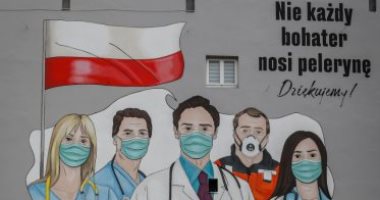 جدارية عملاقة  لتكريم الأطباء  والممرضين فى بولندا