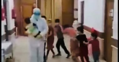 ملائكة الرحمة..ممرض عراقى يلعب مع أطفال مصابين بكورونا فى المستشفى.. فيديو
