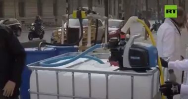 صيدلية تنتج آلاف اللترات من معقم اليدين فى شوارع فرنسا.. فيديو
