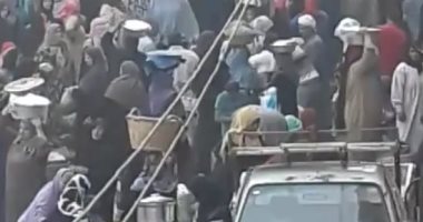 امسك مخالفة.. قارئ يرصد زحام المواطنين بسوق شبين القناطر فى القليوبية