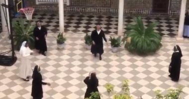 "زهقوا من الحظر" راهبات يلعبن كرة سلة فى دير سان لياندرو بإشبيلية.. فيديو