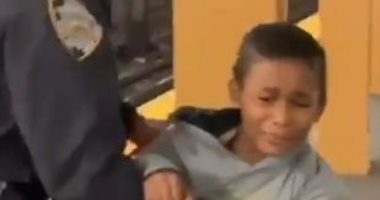 الشرطة الأمريكية تعتقل طفلًا خالف قرار التجول فى مترو نيويورك.. فيديو