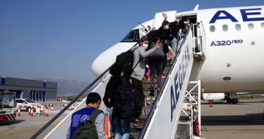 صور.. اليونان تنقل أول مجموعة من الأطفال اللاجئين إلى دول الاتحاد الأوروبى