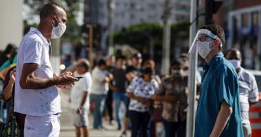سكان البرازيل يحصلون على مساعدات حكومية طارئة لمواجهة تفشى فيروس كورونا 