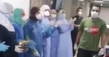 فريق التمريض بمستشفى قها يصطف لتهنئة ممرض بعد تعافيه من فيروس كورونا