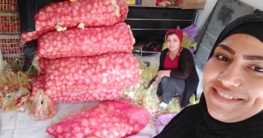 فتيات مدينة السلام بالقاهرة يوزعون شنط مساعدات غذائية لمتضررى كورونا 