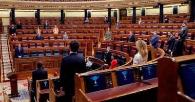دقيقة حداد بالبرلمان الإسبانى أثناء حضور رئيس الحكومة لجلسة خاصة بكورونا 