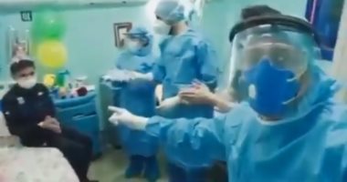 أطباء فى مستشفى جزائرى يحتفلون بعيد ميلاد طفل مصاب بفيروس كورونا.. فيديو