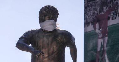 تكميم تمثال مارادونا فى الأرجنتين للتوعية بمخاطر فيروس كورونا