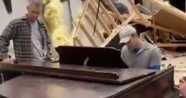 قس أمريكي يعزف على بيانو وسط حطام كنيسة دُمرت في عاصفة جوية.. فيديو