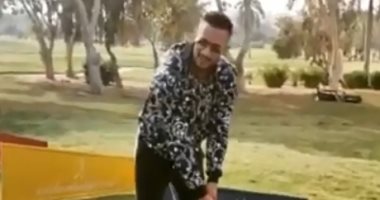  محمد رمضان يلعب "جولف" فى فترة العزل المنزلى.. فيديو