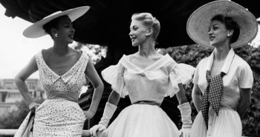 ذكريات الموضة.. جولة داخل كواليس عرض مجموعة دار أزياء Balmain عام 1954