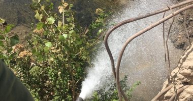 صور.. "مياه الأقصر" تجرى أعمال غسيل وتطهير شبكة مياه البغدادى لخدمة المواطنين