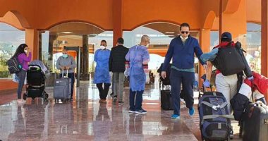 مطار القاهرة يستقبل العائدين من أمريكا بعد مغادرتهم الحجر الصحى بمرسى علم 