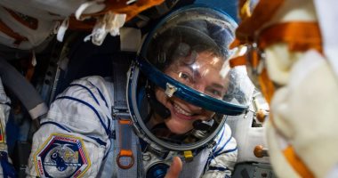 الأميركية جيسيكا مير تعود إلى الأرض بعد قيامها بأول جولة سير نسائية بالفضاء.