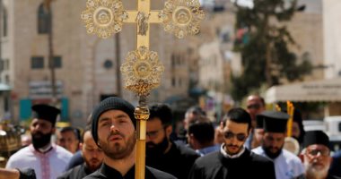 كنائس القدس الشرقية تحتفل بسبت النور وسط غياب المصلين بسبب كورونا.. صور