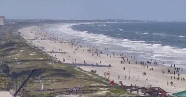 مبيتعلموش.. شاطئ فلوريدا يزدحم بالناس فى 30 دقيقة بعد إعادة فتحه.. صور