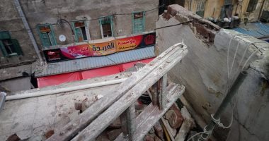 سقوط أجزاء من سطح عقار بحى جمرك فى الإسكندرية.. صور