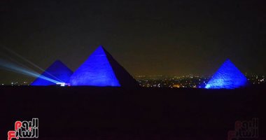الأهرامات تبعث رسالة تضامن مع شعوب العالم وتتزين باللون الأزرق فى مواجهة كورونا