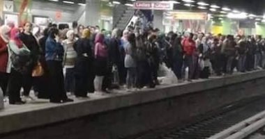 زحام فى مترو عزبة النخل .. وقارئ يناشد الالتزام لمنع انتشار كورونا