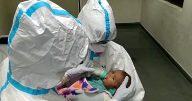 ملائكة الرحمة.. ممرضات بالهند يرضعن طفلا بعد إصابة أمه وعائلته بكورونا (فيديو)