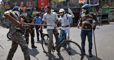 صور.. شاهد طرق تعامل الشرطة الهندية مع مخترقى حظر التجوال