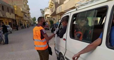 صور.. مبادرة من شباب الأقصر لتوزيع كمامات على الأهالي وقائدي السيارات بمدينة الطود