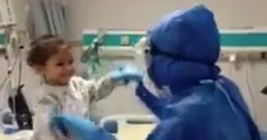 فيديو وصور.. حقا ملائكة رحمة ..ممرضة تداعب الأطفال بالحجر الصحى بمستشفى قها 