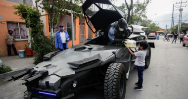 باتمان يوزع هداية على الأطفال بشوارع المكسيك للتوعية ضد فيروس كورونا 