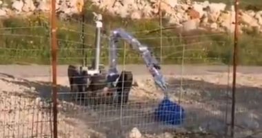 جيش الاحتلال يستخدم "روبوت" لفحص "أكياس" على حدود لبنان.. فيديو