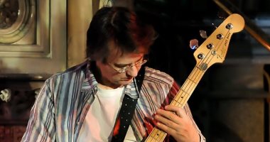 بسبب فيروس كورونا..وفاة عازف الجيتار الشهير ماثيو سيليجمان عن عمر 64 عاما