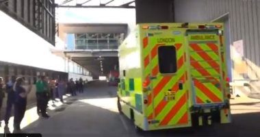 مشهد مؤثر.. موظفو مستشفى بلندن يحيون مريض تعافى من كورونا.. فيديو