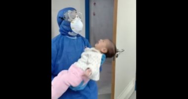 ممرضة تداعب أصغر طفلة مصابة بكورونا بمستشفى قها للحجر ..فيديو