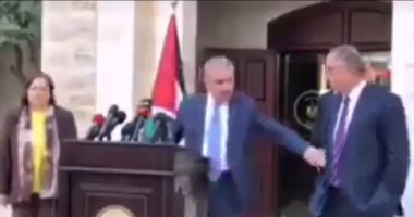 رئيس وزراء فلسطين لمتحدث الحكومة بمؤتمر صحفى: شيل إيدك من جيبك.. فيديو