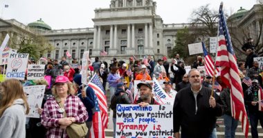 احتجاجات في بنسلفانيا الأمريكية ضد إجراء البقاء في المنزل لمواجهة كورونا