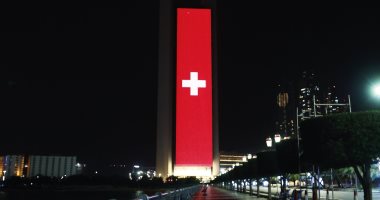 أبو ظبي ترد على مبادرة جبل ماترهورن وتزين معالمها بألوان علم سويسرا.. صور