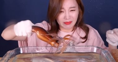 صانعة فيديوهات كورية تأكل مأكولات بحرية حية لايف..ويوتيوب:لا تنتهك المحظورات