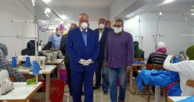 محافظ القاهرة يزور مصنع ملابس بالأسمرات ويصرف منح للعاملات
