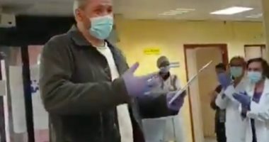 أطباء يصفقون لسائق سيارة أجرة ينقل مرضى كورونا مجانا فى إسبانيا